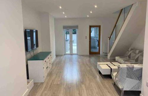 Buckingham Villa | The Villas - Modern Comfort, 15 mins to Silverstone and Milton Keynes - Free parking, Prime, Netflix