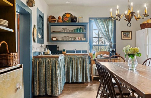 Fredericksburg Cabin | The Von Heinrich | Historic Home | Built in 1787