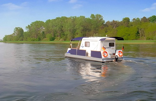 Meesiger Boat Rental | The water camper is simply and practically furnished.