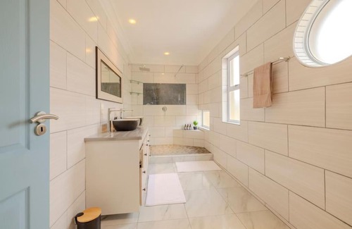 Vineta House | The Waterfront Cottage F3