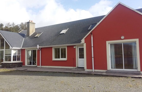Cahirciveen House | The Waterfront - spacious, modern property with stunning views.