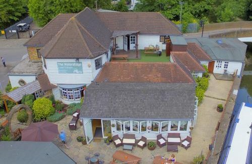 Hillingdon Hotel | The WatersEdge, Canal Cottages