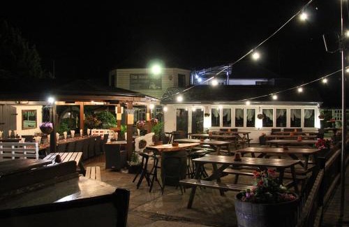 Hillingdon Hotel | The WatersEdge, Canal Cottages