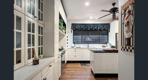 West Albury House | The Weeping Elm - Large and Spacious