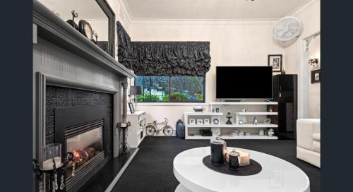 West Albury House | The Weeping Elm - Large and Spacious