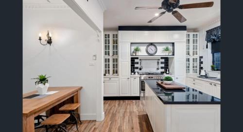 West Albury House | The Weeping Elm - Large and Spacious