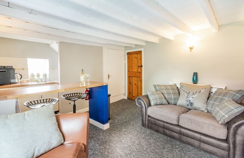 Kilnwick Cottage | THE WHITE HOUSE, pet friendly, with hot tub in Middleton On The Wolds