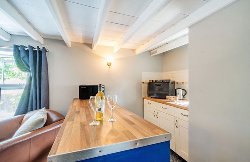 Kilnwick Cottage | THE WHITE HOUSE, pet friendly, with hot tub in Middleton On The Wolds