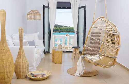 Agios Nikolaos Apartment | The White Splash. A seaside, ground floor, boho apartment with stunning views