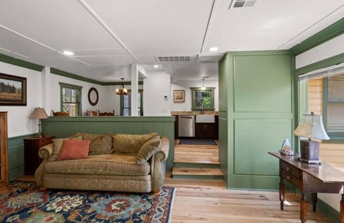 Jacksonville Cottage | The Williams - luxe 2-bedroom cottage w/onsite parking in downtown Jacksonville