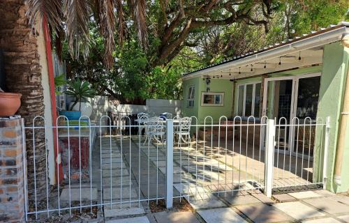Grassy Park Apartment | The Willow Cottage