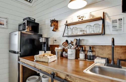 Fredericksburg Cottage | The Windmill-breathtaking Hill Country Views!