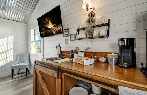 Fredericksburg Cottage | The Windmill-breathtaking Hill Country Views!