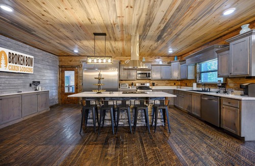 Broken Bow Cabin | The Windsor- 7 Bed luxury cabin w/POOL!