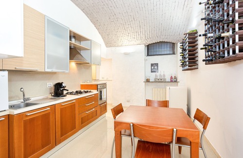 Isola Apartment | The wine cave Stylish 110sqm Flat, Strong WiFi, AC, Milan Central Station