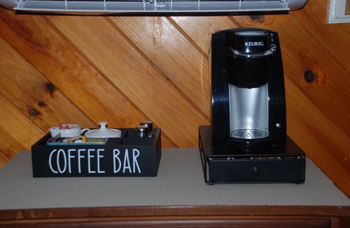 Dandridge Apartment | "The Wolf Den" - Lakefront suite with mountain views