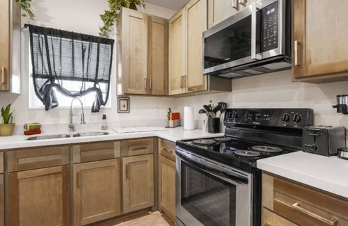 Bonanza Apartment | The WorkNest | Stylish Stay w/Desk & Fast Wi-Fi