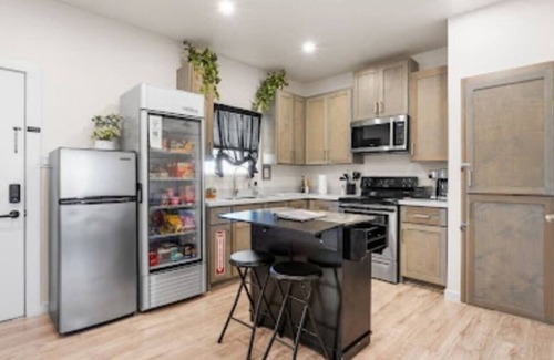 Bonanza Apartment | The WorkNest | Stylish Stay w/Desk & Fast Wi-Fi