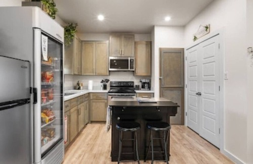 Bonanza Apartment | The WorkNest | Stylish Stay w/Desk & Fast Wi-Fi