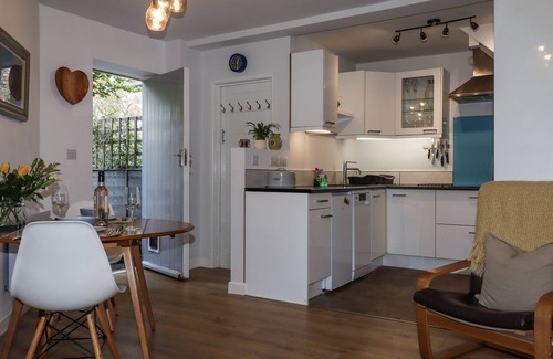 Mary Tavy Cottage | THE WORKSHOP, pet friendly, with hot tub in Mary Tavy