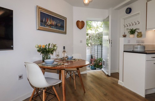 Mary Tavy Cottage | THE WORKSHOP, pet friendly, with hot tub in Mary Tavy