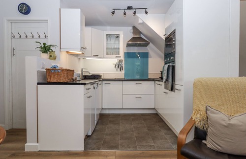 Mary Tavy Cottage | THE WORKSHOP, pet friendly, with hot tub in Mary Tavy