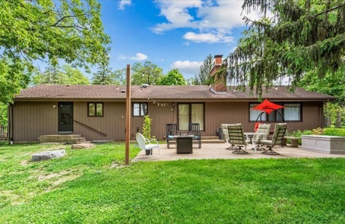 Plato Center House | The Yellow Queen Family Room with Luxury ensuite full restroom