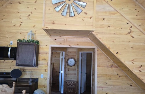 Dennis Cabin | The Yellow Rose Cabin on Lake Granbury