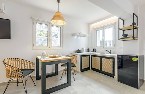 Pyrgos Bed & Breakfast | THEALOS SANTORINI