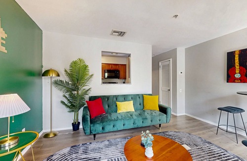 North Capitol Condo | Third-Floor Riverfront Condo w/Balcony, Pool, & Fast WiFi – Near Broadway!