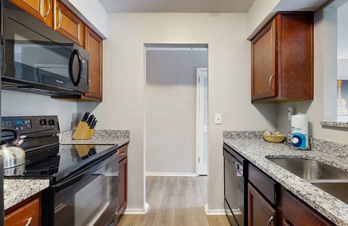 North Capitol Condo | Third-Floor Riverfront Condo w/Balcony, Pool, & Fast WiFi – Near Broadway!