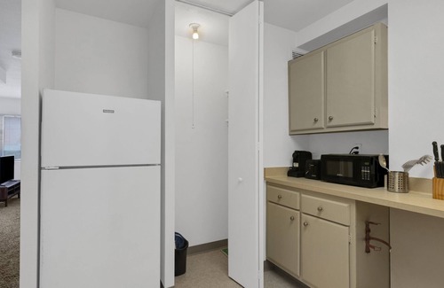 Downtown Harrisburg Apartment | This apartment is a 2 bedroom(s), 1 bathrooms, located in Harrisburg, PA.