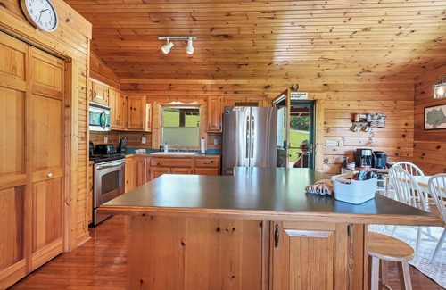 Townsend Cabin | This Beautiful Cabin with Mountain views is the Perfect getaway!