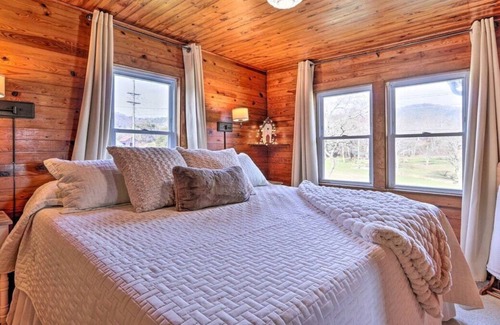 Wears Valley Cottage | This cottage is a 2 bedroom(s), 1 bathrooms, located in Sevierville, TN.