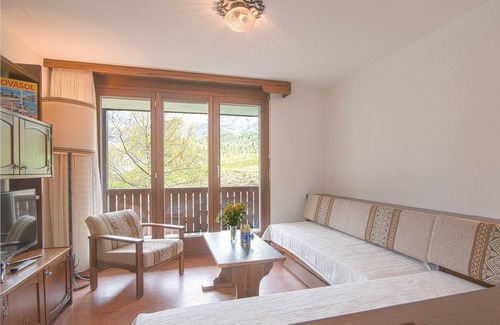 Saas-Fee Apartment | This cozy chalet vacation apartment is located on the 1st floor and comprises 35 m2 of living comfor