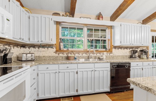 Townsend Cabin | This cute home is one level with just a couple of steps, perfect for Elderly