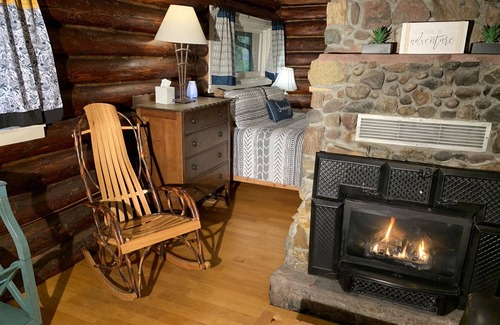 Ashford Cabin | This historic log cabin is adjacent to Copper Creek Restaurant just a few miles to Mt. Rainier National Park. Hot tub, full kitchen, gas fireplace, romance!