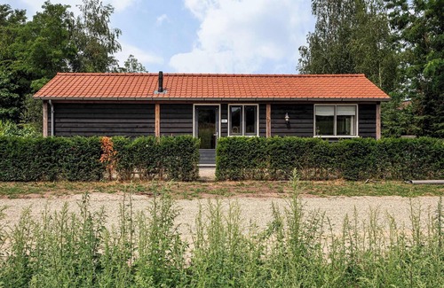 Kotten House | This holiday home with private sauna and hot tub features a cosy living room with open kitchen, one bedroom and a spacious green outdoor area.