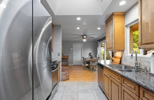 San Rafael House | This house is a 3 bedroom(s), 2 bathrooms, located in San Rafael, CA.