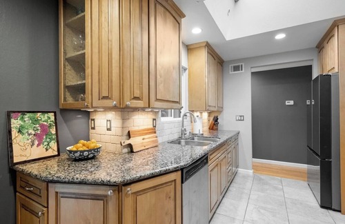 San Rafael House | This house is a 3 bedroom(s), 2 bathrooms, located in San Rafael, CA.