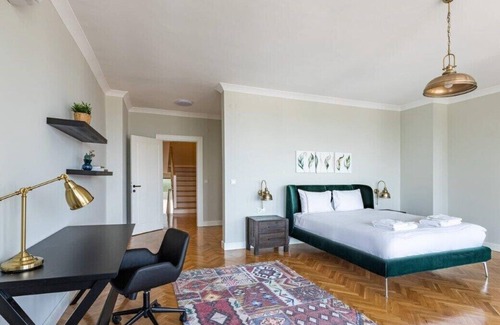 Tarabya Mahallesi House | This house is a 5 bedroom(s), 4.5 bathrooms, located in Sarıyer, İstanbul.