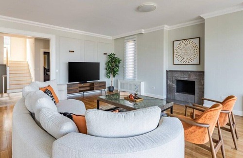 Tarabya Mahallesi House | This house is a 5 bedroom(s), 4.5 bathrooms, located in Sarıyer, İstanbul.