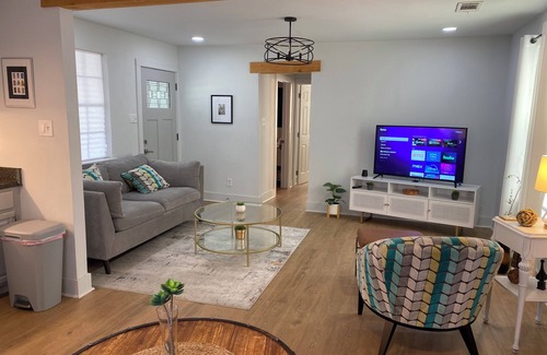 Chalmette House | This is our Charming 2 bedroom cottage near French quarter. 15 minutes ride.