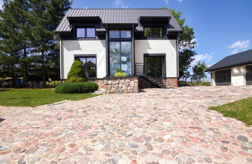 Jora Wielka House | This large and light-flooded holiday home welcomes you on a beautiful lakeside plot.