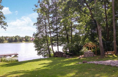 Jora Wielka House | This large and light-flooded holiday home welcomes you on a beautiful lakeside plot.