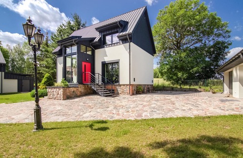 Jora Wielka House | This large and light-flooded holiday home welcomes you on a beautiful lakeside plot.