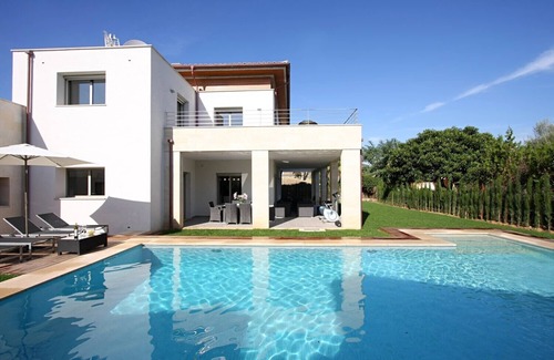 Puerto de Pollensa Villa | This luxury apartment is just a few meters from the beach