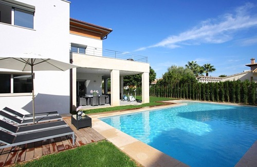 Puerto de Pollensa Villa | This luxury apartment is just a few meters from the beach