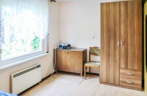 Schneidlingen House | This simple bungalow in Schneidlingen can accommodate up to 3 people.