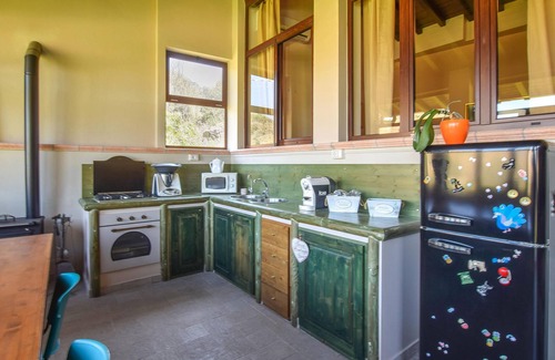 Motta San Giovanni House | This spacious and bright apartment with sea view is furnished in original Italian style.